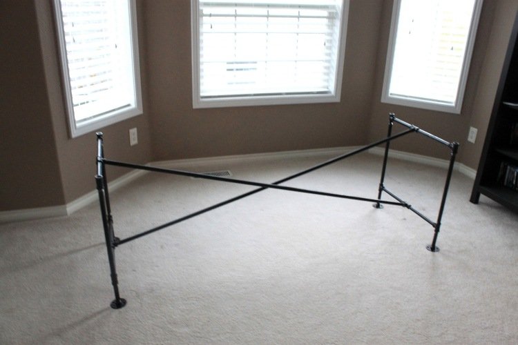 De exemplu, un cadru realizat din tuburi de oțel cu formă de X. Construiți-vă propriul birou -instrucțiuni-mobilier tubular-masă de lucru-panou din lemn-design industrial