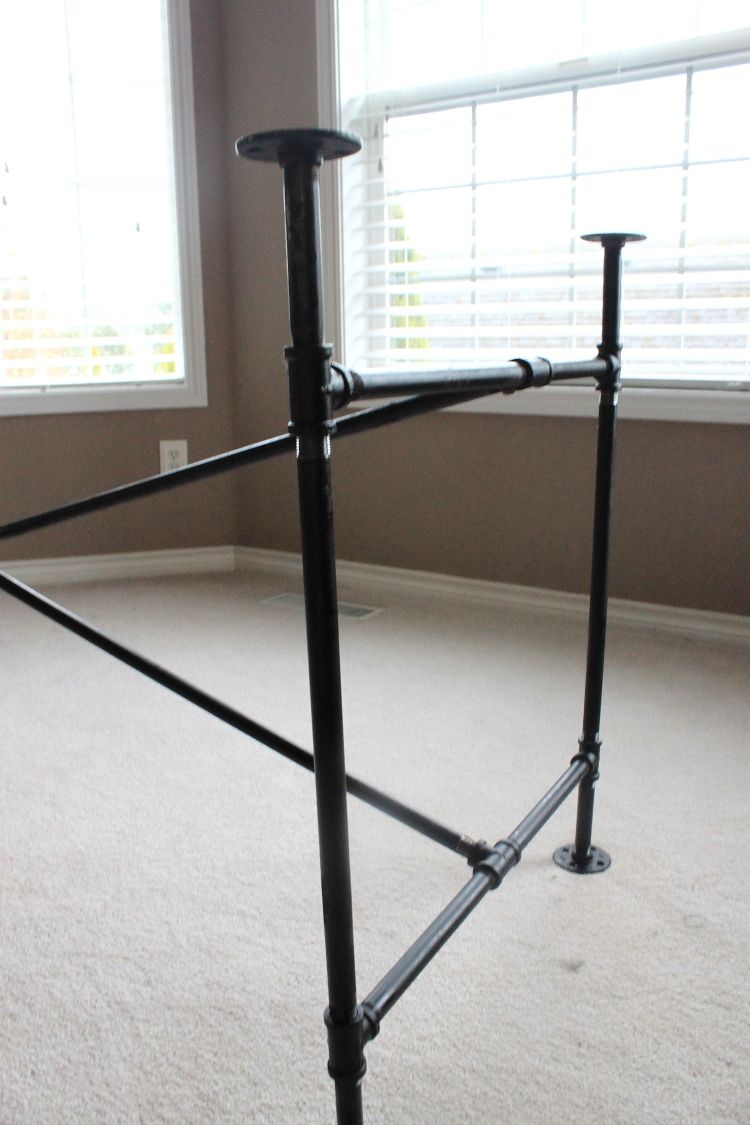 înfășurați conexiunile pentru montarea blatului Construiți-vă propriile idei de birou-instrucțiuni-masă de lucru-picioare-tuburi-conectori negri-tub-metalici