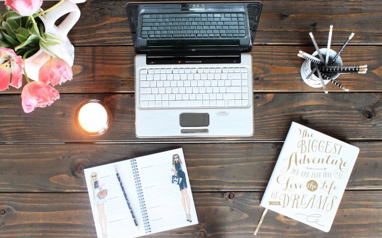 decorați frumos locul de muncă și păstrați-l curat birou-construiți-vă-idei-instrucțiuni-stație de lucru-panou-din-lemn-computer-laptop-flori-lalele