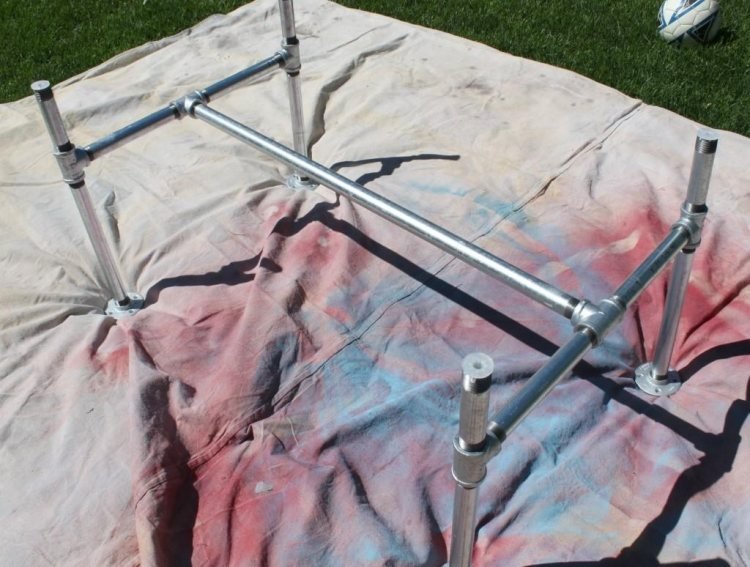 Legați conductele metalice prin conectorii conductelor într-o bază fixă Construiți-vă-ideile-de-birou-instrucțiuni-țevi-conectori-de-țevi-metalice-asamblați-asamblați