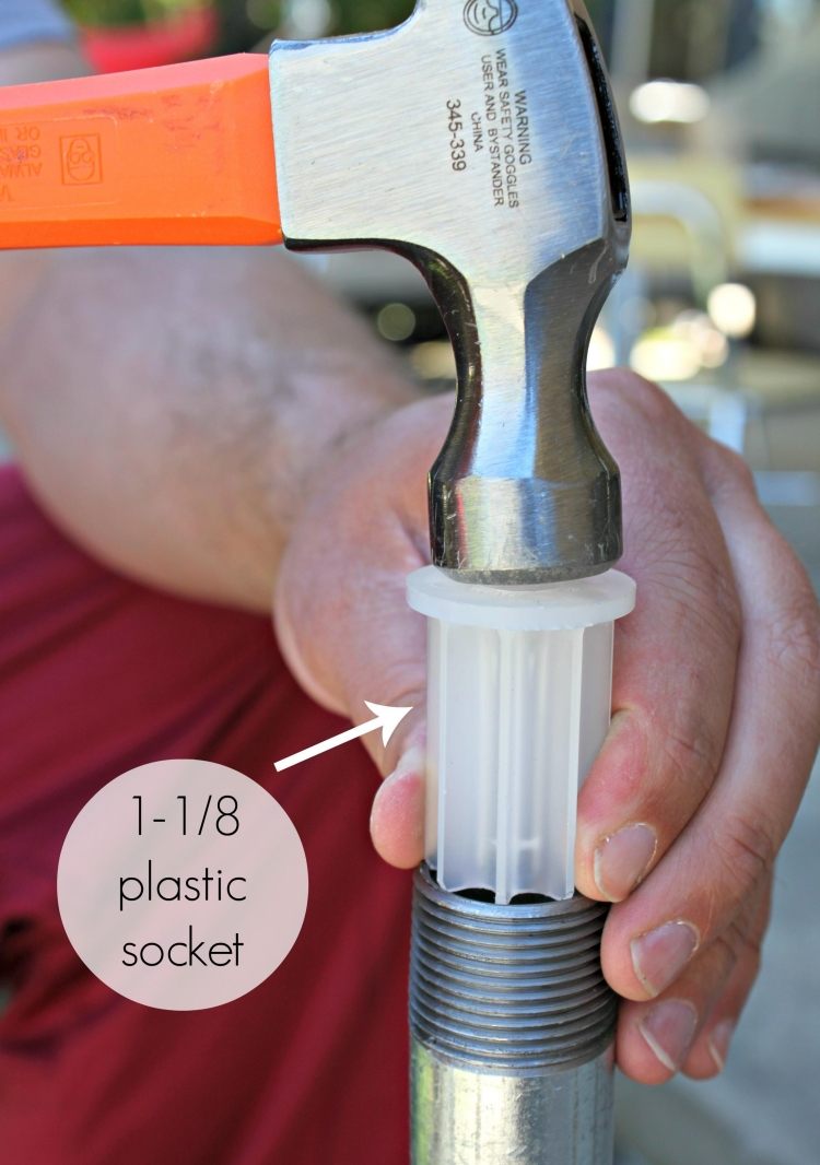 Ciocăniți mânecile de plastic în țevile goale pentru a proteja pardoseala birou-construi-propriile-idei-instrucțiuni-țevi-conectori-țevi-masă-picioare-ciocan