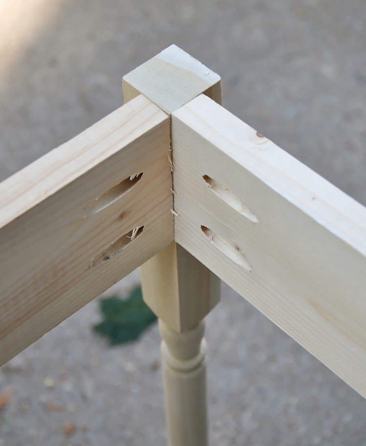 Părțile și plăcile pot fi pur și simplu înșurubate în acest fel birou-construiți-vă-idei-instrucțiuni-lemn-asamblare-șuruburi-scânduri din lemn