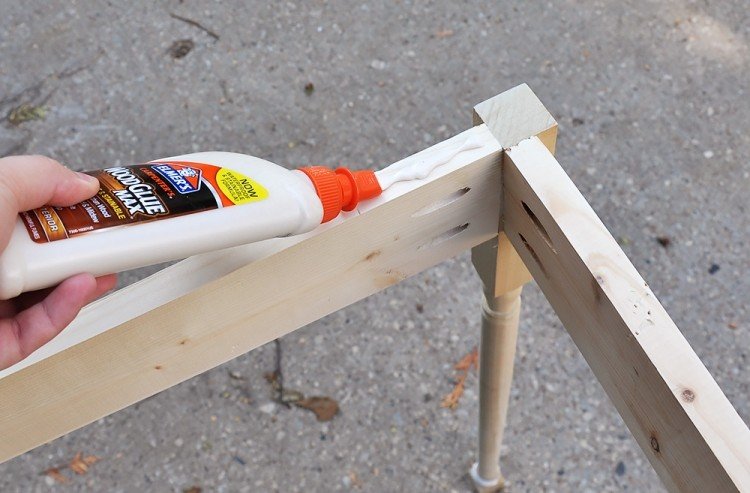 Montați întotdeauna plăcile și piesele din lemn cu lipici pentru lemn Construiți-vă-propriile-idei-instrucțiuni-lemn-de-asamblare-picioare-masă