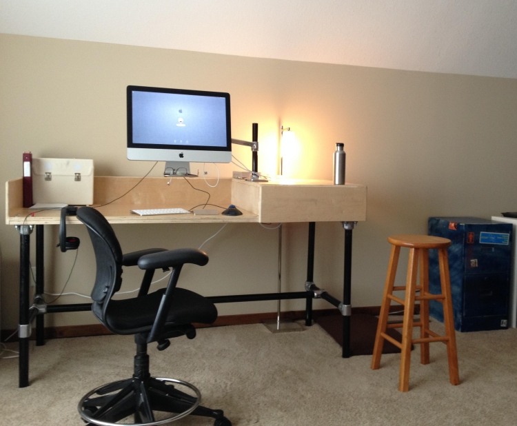 Mobilierul tubular este ușor de construit singur Construiți-vă-propriile-idei-de-birou-masă-de-lucru-țevi-din-lemn-stație-de-lucru-computer