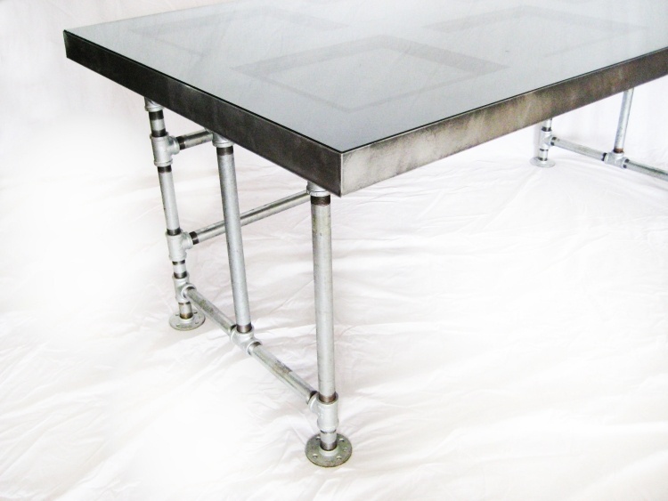 masa de lucru curata realizata in intregime din metal cu blat din sticla birou-construiți-vă-idei-masă de lucru-mobilier-tubular-metalic-placă-metalică-stil-industrial