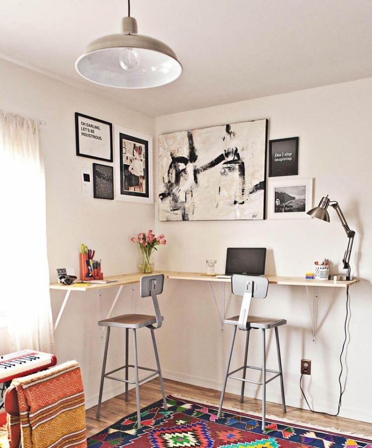 birou montat sus pe perete, îngust birou-construiește-te-idei-de-lucru-masă-hoker-raft-montat-pe-perete-suport-panouri-din-lemn-practice