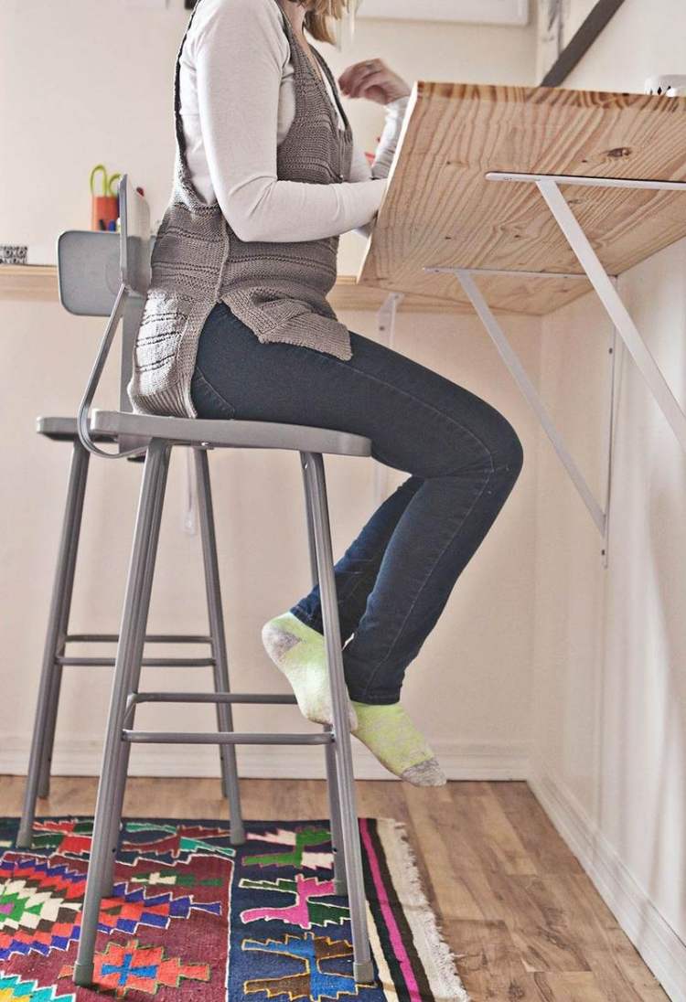 birou și scaune montate pe perete birou-construiește-te-singur-idei-tabel de lucru-scaun-panou înalt-fixat-pe-raft-panou din lemn