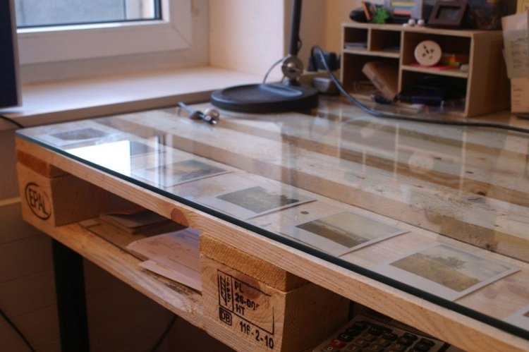 Creați un aspect nobil pentru blatul de lucru cu sticlă birou-construiți-vă-idei-masă-de-lucru-euro-palet-placă-de-sticlă-compartimente-din-lemn-practice