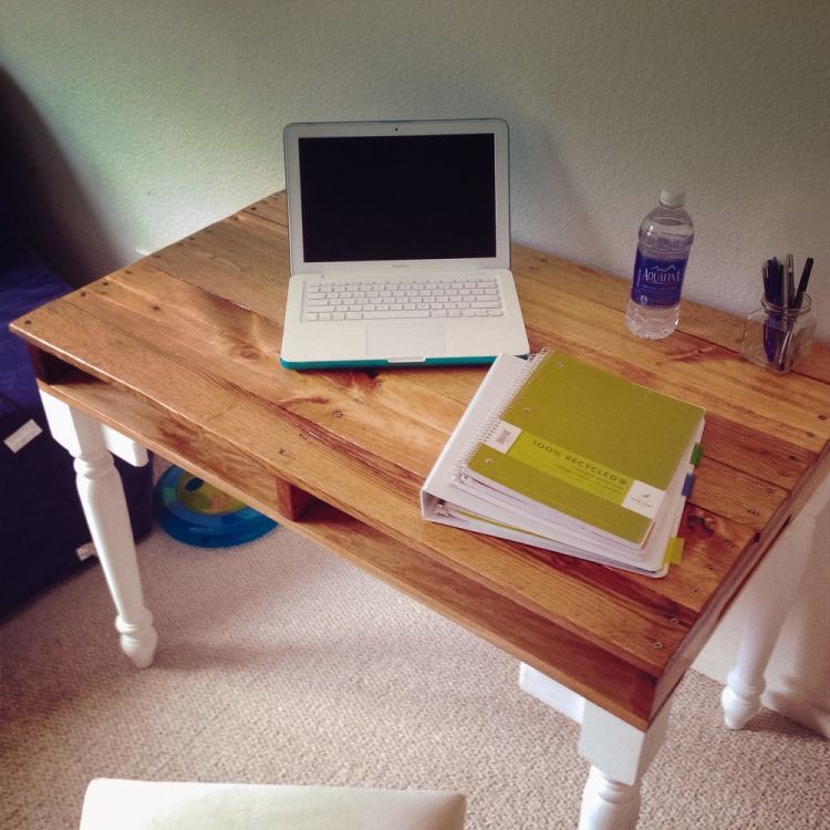 Birou realizat din europaleti lustruiți cu picioarele întoarse birou-construi-idei-proprii-masă-de-lucru-lemn-de-masă-picioare-turnate-euro-palet-alb-lazur