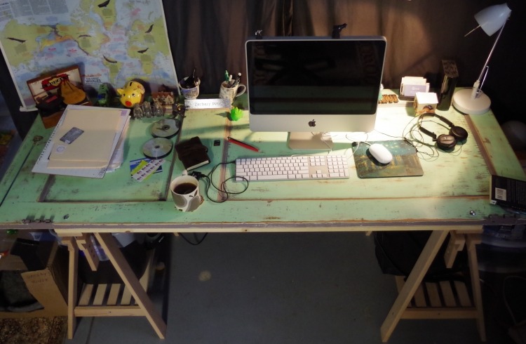 masa de lucru creativa din lemn cu farfurie - usa veche din lemn birou-construiți-vă-idei-blat-de-lucru-vechi-ușă-din-lemn