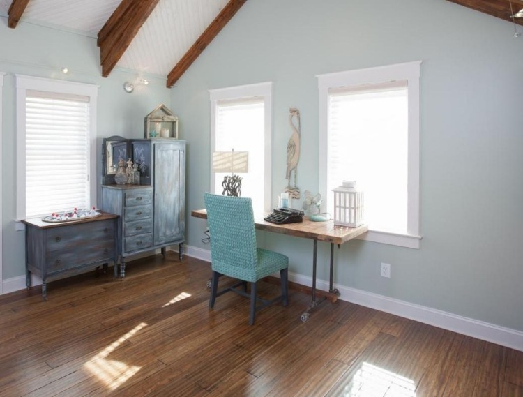 Shabi chic în studio cu un birou de casă birou-construiește-te-singur-cu-idei-masă-de-lucru-panou-din-lemn-fereastră-vintage-shabby-chic