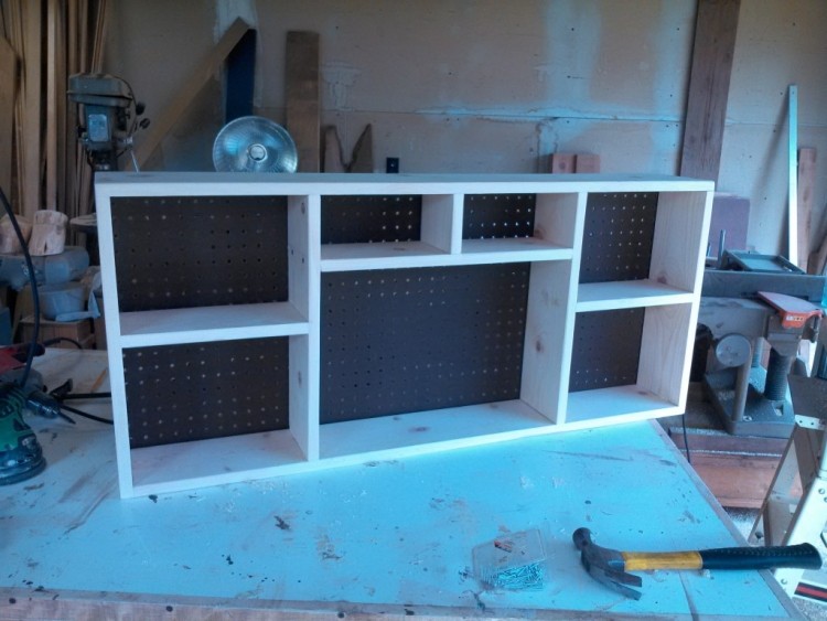 Birou pentru copii cu rafturi pentru montare pe perete birou-construiți-vă-idei-instrucțiuni-compartimente pentru birou pentru copii-construcție-scânduri din lemn-bricolaj