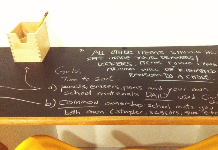 decorați blatul de lucru pentru biroul copiilor cu vopsea pentru tablă birou-construiește-te-idei-birou pentru copii-lemn-scândură-tablă-vopsea-negru-cretă-scris