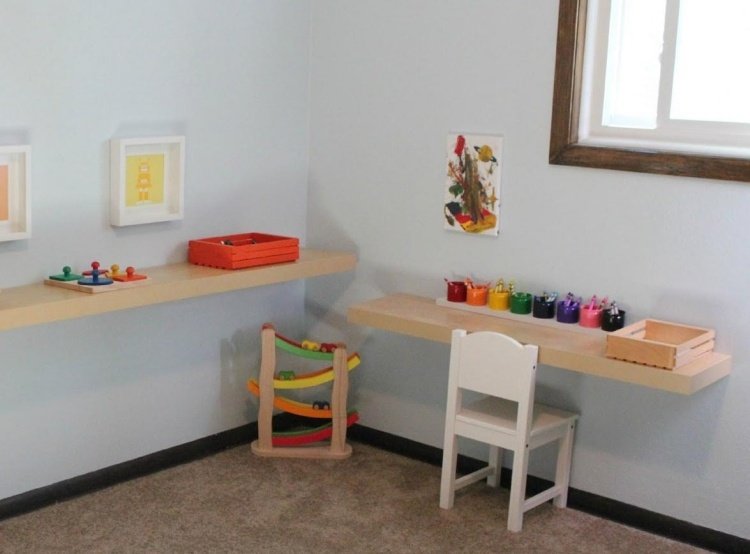 Birou pentru copii din panou de lemn montat pe perete birou-construiți-vă-idei-birou pentru copii-bebeluși-montate pe perete-rafturi-din-lemn-jucării funcționale