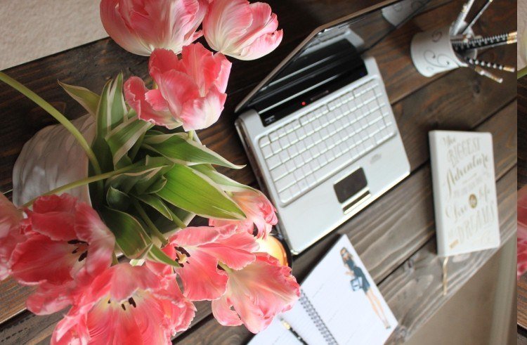 Păstrarea locului de muncă curat și decorarea acestuia frumos acasă Construiți-vă propriul birou-idei-instrucțiuni-masă de lucru-farfurie din lemn-flori-lalele-bricolaj