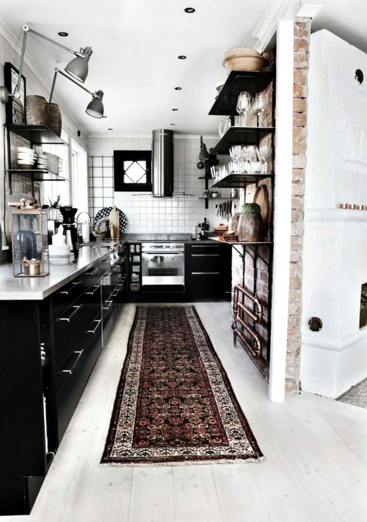 negru-bucatarie-alb-blat-de-lucru-format-mic-gresie-perete-caramida-parchet-parchet-negru-dulap-raft