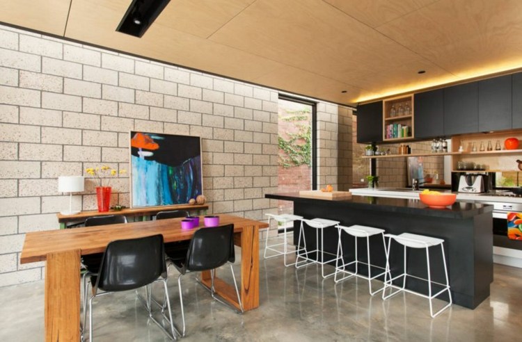 negru-bucătărie-bucătărie-insulă-lucios-negru-scaun-negru-perete unitate-fronturi-alb-scaun de bar-masă din lemn