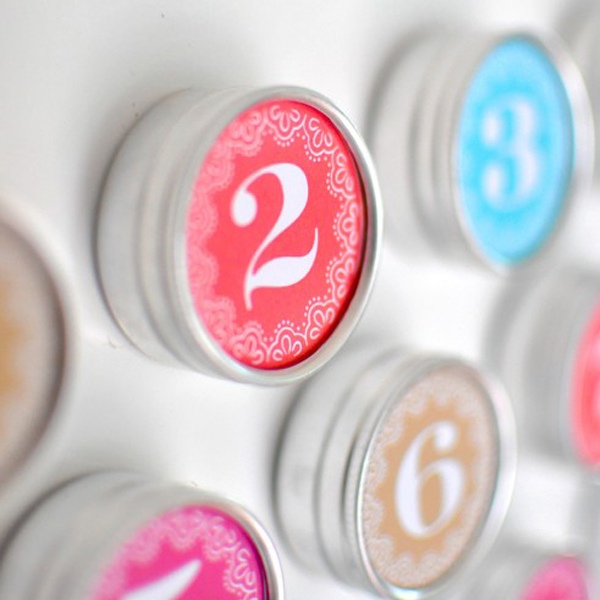 calendarul de adventă clipește cutii de metal în jurul magnetului calendar de advent de casă cutii metalice magnet rotund