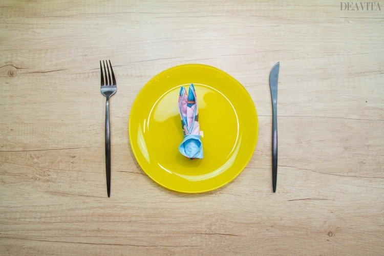 Șervețelele împăturesc urechile de iepure de Paști