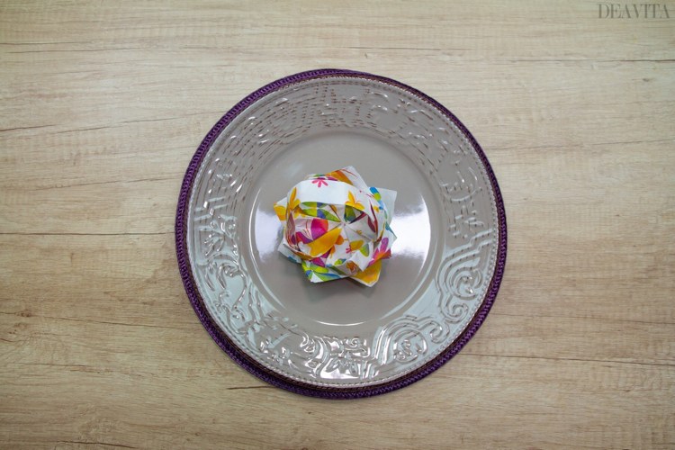 Șervețelele pliază coșuri de Paști pentru Paște