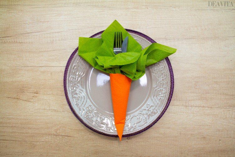 Decorațiuni de masă de Paște Îndepărtați morcovii din șervețele de hârtie