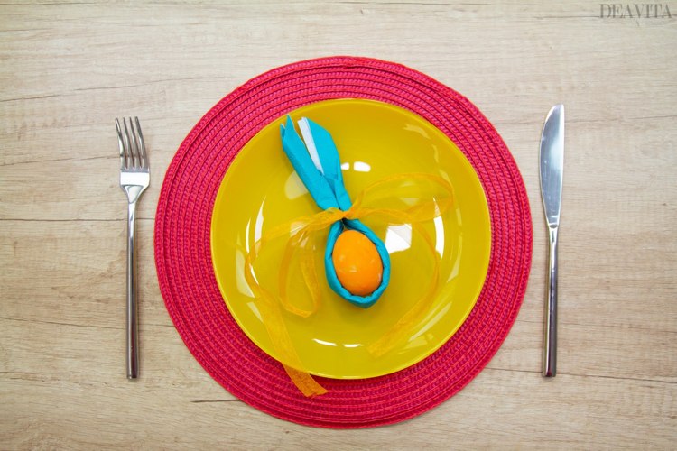 Realizați decorațiuni de masă pentru Paști chiar iepuraș de Paște cu ou