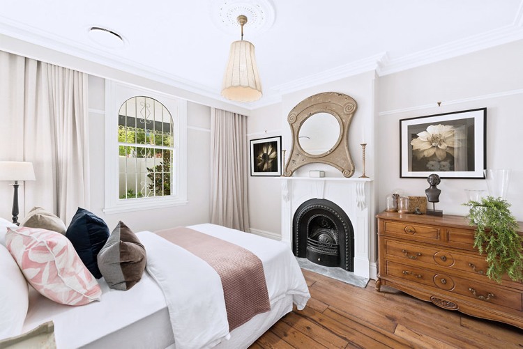 Decor shabby chic dormitor șemineu aruncă comoda pernă