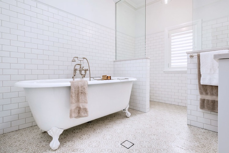 Cadă de baie independentă cu aspect shabby chic