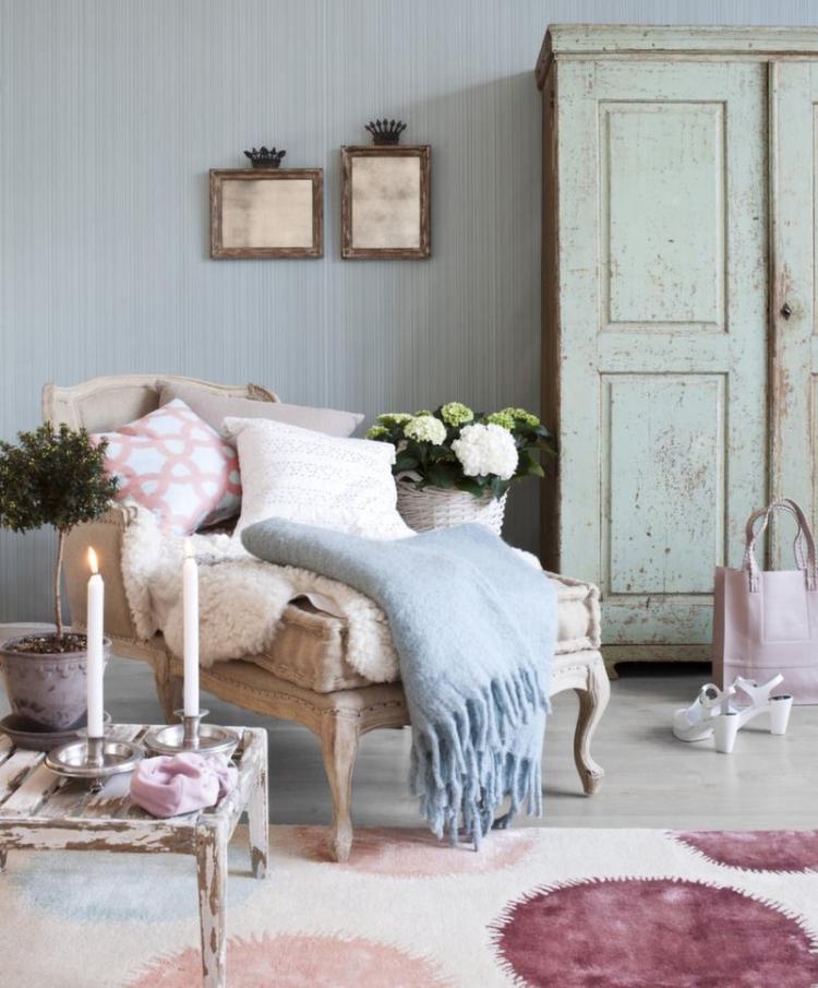 otoman antic cu pături și perne confortabile shabby-chic-living-room-furniture-decoration-otoman-daybed-pillow-closet-decojit-off-color-keryen