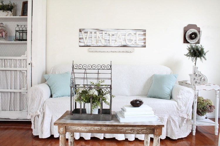 Vopsea peeling pe suprafețe din lemn și mobilier alb shabby-chic-living-room-mobilier-deco-canapea-tapițerie-detașabilă-rueschen-alb-vintage-masă-de-cafea-decolorată-de-culoare