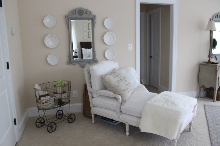 otoman confortabil în decorațiuni albe și de pereți din plăci de porțelan shabby-chic-living-room-furniture-decoration-otoman-daybed-plate-poryellan-white-mirror-perne