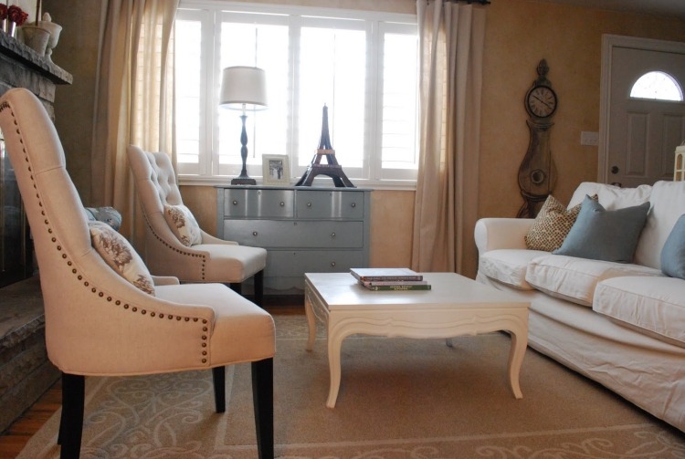 Stil shabby chic în alb crem și bej mobilier-living-shabby-chic-deco-vintage-fotoliu tapițat-bej-crem-alb-perne