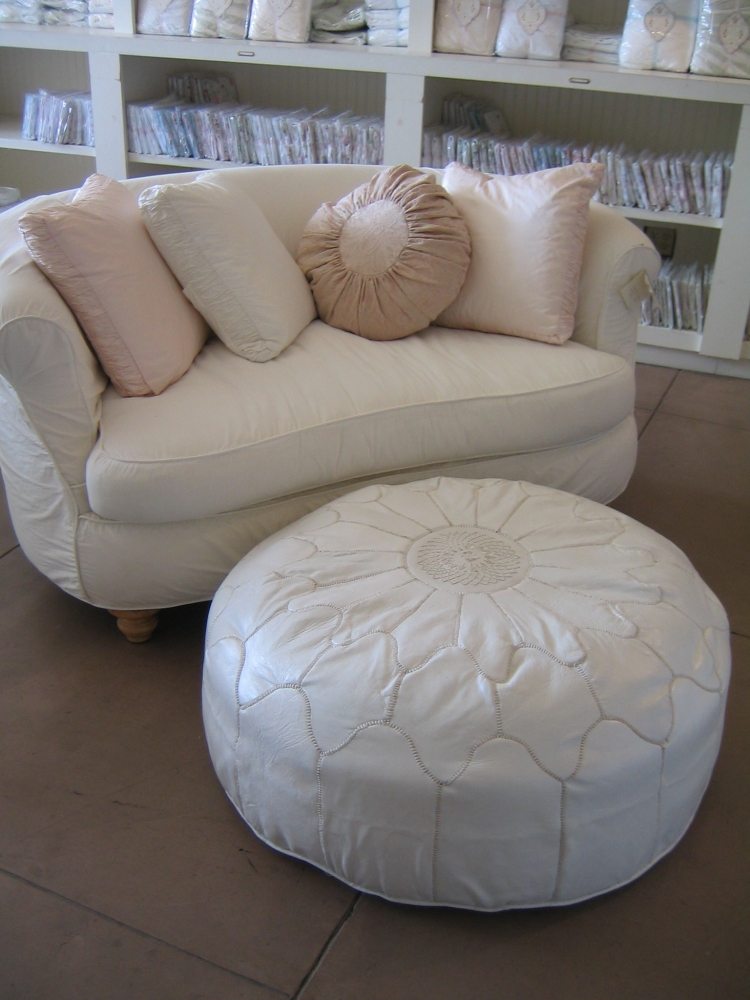 canapea mică confortabilă în alb și puf shabby-chic-living-room-mobilier-puf-canapea-perne-mici-alb-yartrosa