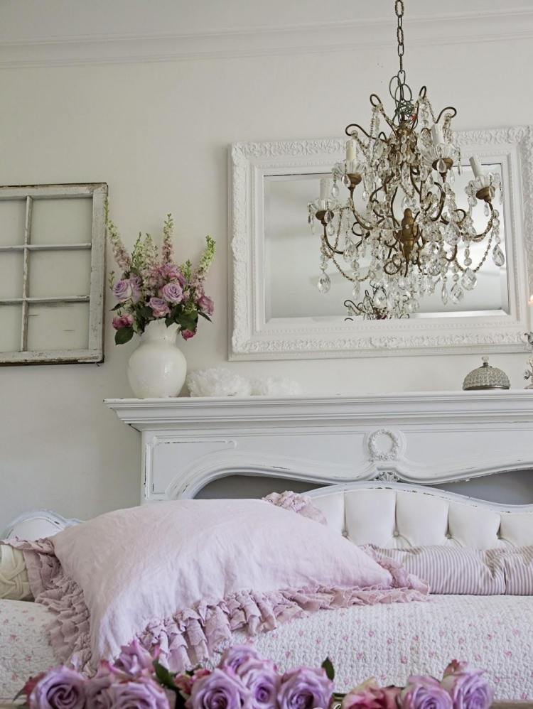 cămin decorativ în alb, ca decor de perete și raft shabby-chic-living-decor-oglindă-oglindă-cadru-tencuială-șemineu-candelabru-din-cristal