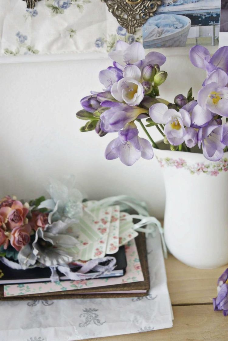 crocuri proaspeți într-o mică vază de porțelan cu decorațiuni florale shabby-chic-living-room-deco-vaza-flori-crocus-violet-alb