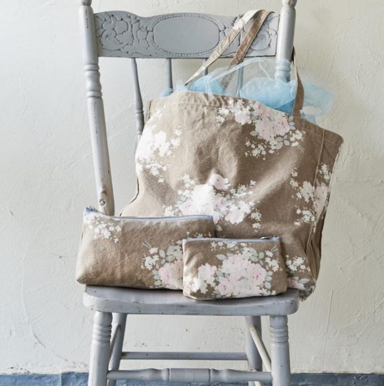 scaun vechi din lemn cu sculpturi vopsite în gri deschis shabby-chic-living-room-deco-vintage-sfânt-scaun-gri-sac-bumbac-model-floral