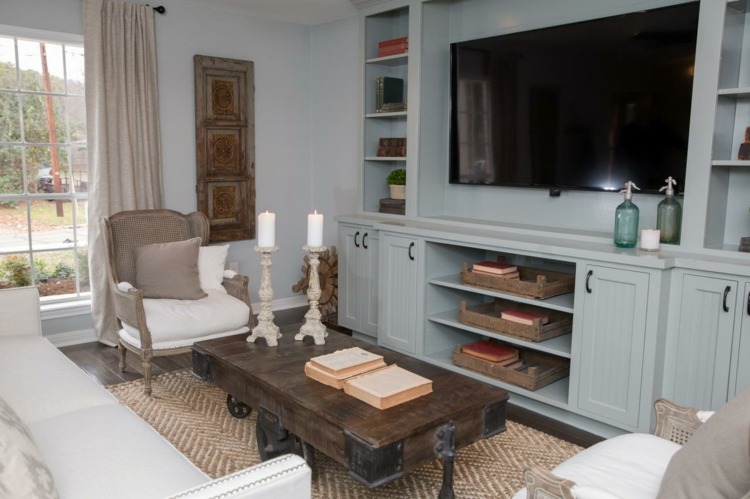 Masuta de cafea ponosita din lemn inchis la culoare si cu o rotita shabby chic în sufragerie masă de cafea fotoliu din lemn închis suport pentru lumânări