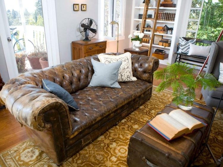 Canapea stil shabby din piele maro shabby chic in sufragerie canapea din piele masuta de cafea cu piept maro