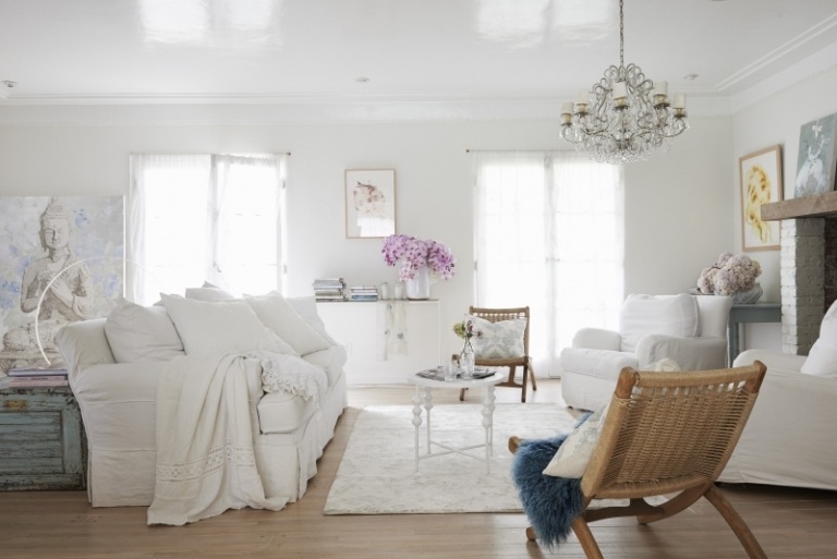cameră de zi inundată de lumină, cu mobilier tapițat alb și candelabre din cristal shabby-chic-living-mobilier-deco-alb-candelabru-cristal-alb-mobilier tapițat-luminos
