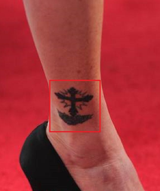 Shannen Doherty-Cross-Tattoo