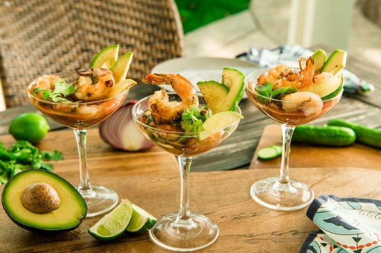 Rețetă cocktail de creveți Cină simplă cu sos de avocado și fructe de mare