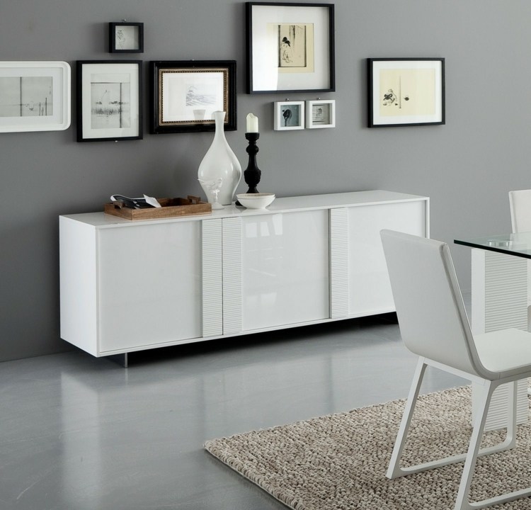 Comoda albă a suprafeței de relief cu luciu ridicat, mânere cu aspect modern