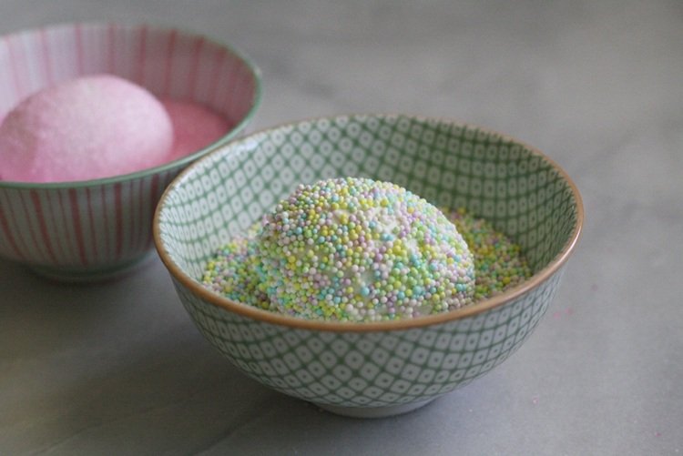 Pentru a decora cu stropi, înmuiați oul într-un castron și presărați-l deasupra