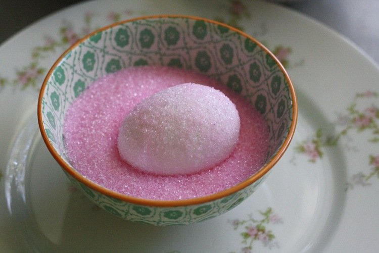 Decorează ouăle cu zahăr colorat și lipici