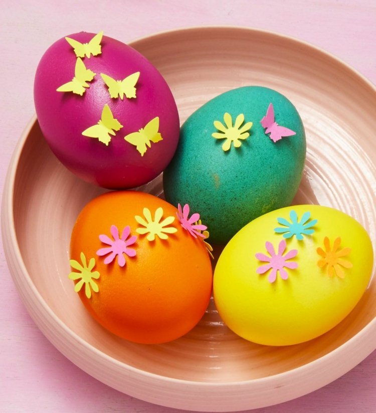 Creați ouă de Paște la grădiniță cu flori și fluturi din hârtie