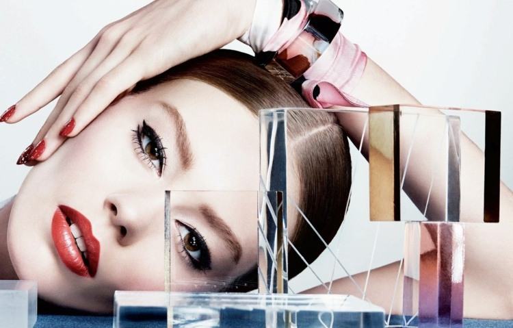 Accentuați ochii cu kohl, machiați buzele cu vopsea de cupru Ochii Kajal machiază corect buzele roșii Machiajul de Anul Nou