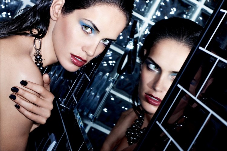 Aplica fard albastru - machiaj de Anul Nou plin de farmec Buze Ochi Albastru Metalic Fard de Ochi Idei de Machiaj de Revelion