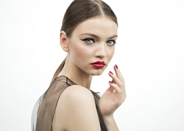 Machiaj elegant pentru ocazii oficiale, cum ar fi o petrecere de Revelion într-un restaurant Buze corect machiaj idei ochi de pisică machiaj de Anul Nou