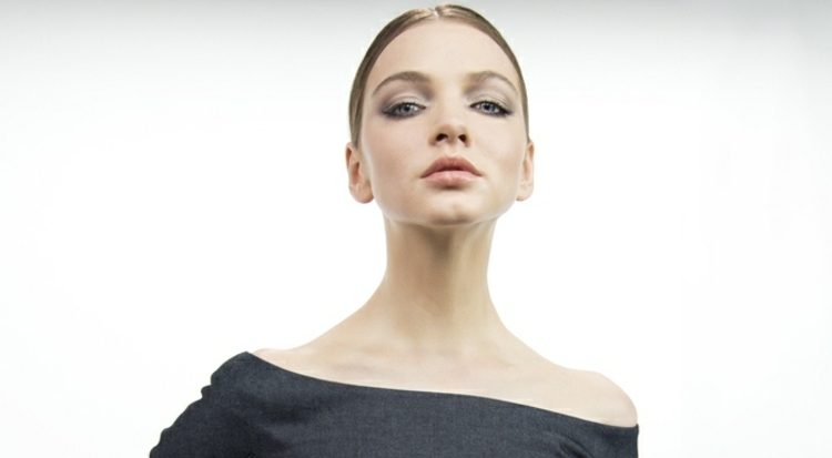 aplica fard de ochi gri si luciu de buze Aplică machiajul de Anul Nou aspect natural subliniază-ți fața