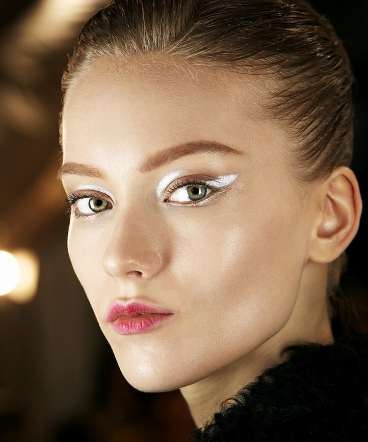 Subtil cu cohl alb și buze roz idei de machiaj seara de anul nou festiv